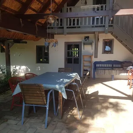 Nádtetős Ház Gyenesdiáson A Vízpart Közelében *